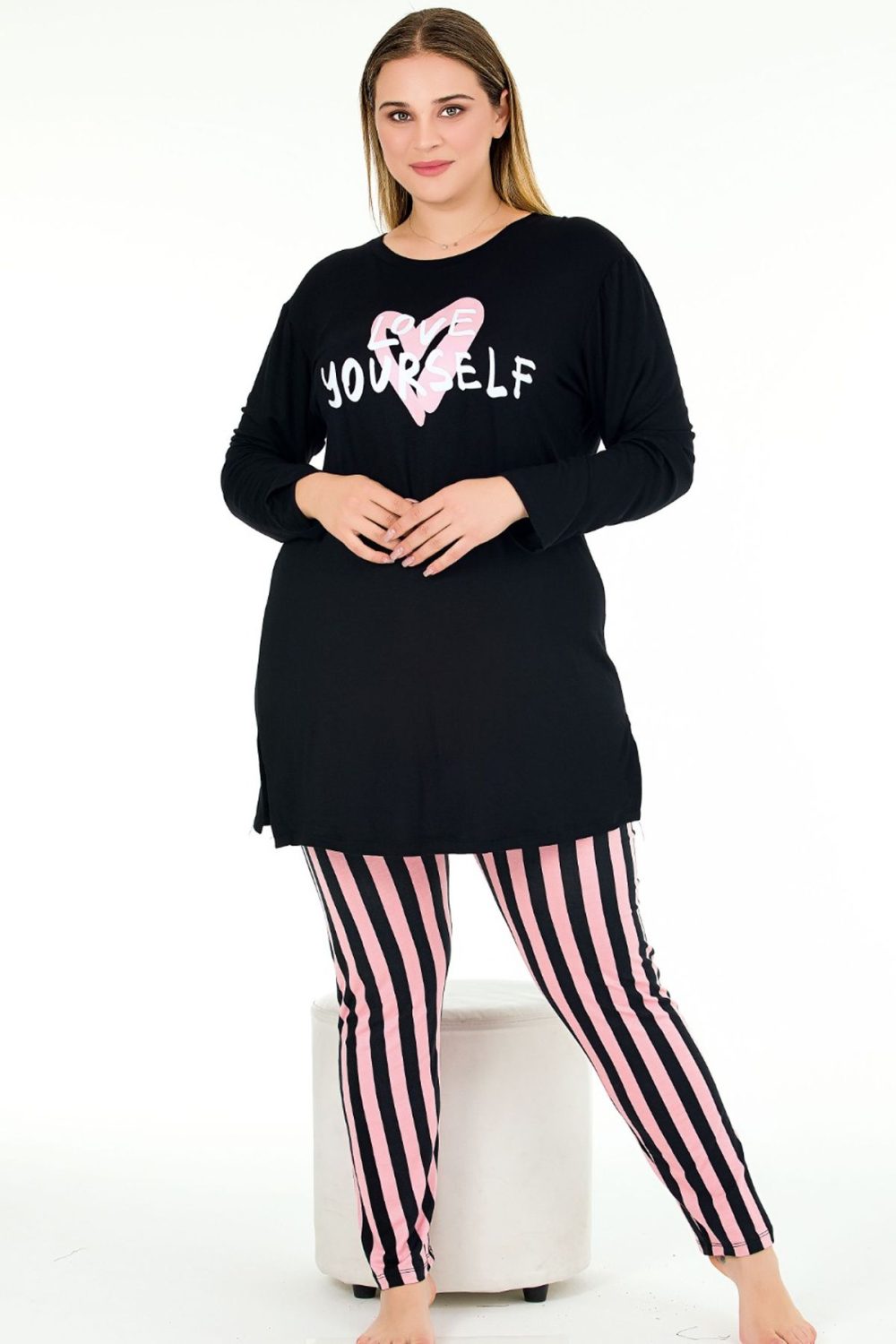Çizgili Kapri Pijama Uzun Kollu Yandan Yırtmaçlı Üst Büyük Beden Viskon Kapri Pijama Takımı 11400 - Görsel 2