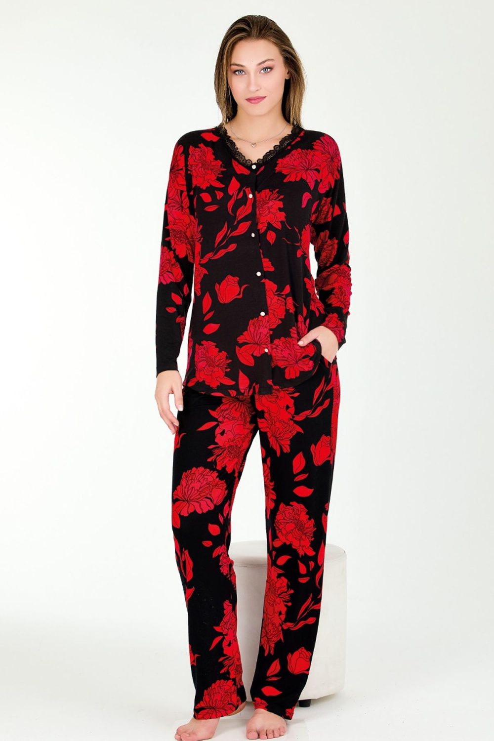 Yumuşacık Viskon Kumaş Kırmızı Gül Desenli Düğmeli Uzun Kollu Pijama Takımı 11654 - Görsel 2